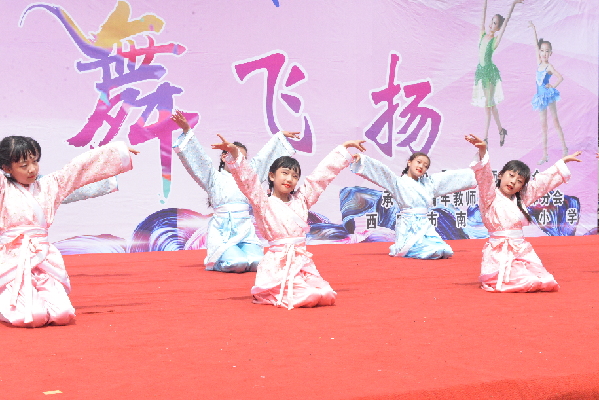 南山路小学迎六一举办校园舞飞扬舞蹈比赛