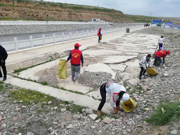 棕香传真情 情暖敬老院--共青团伊克乌兰乡委开