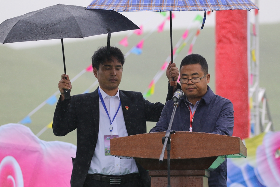 同德县县长丁瑞毅在开幕式上就青海牦牛产业联盟海南州示范区建设作