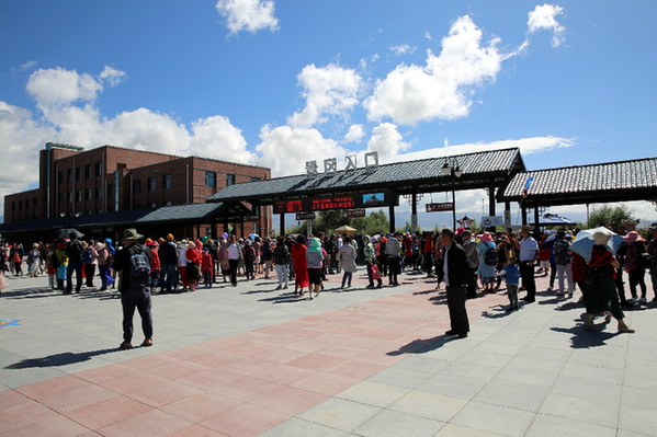 青海茶卡盐湖景区游客接待量率先突破100万