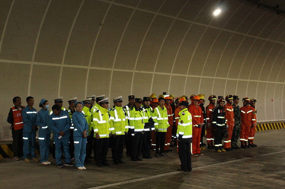 果洛路政支队组织开展德马高速隧道突发事件应