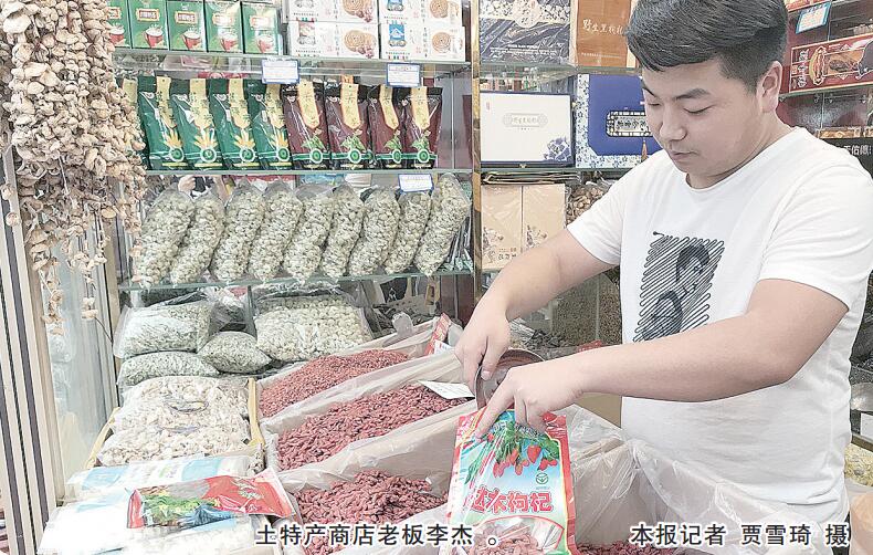 旅游火火火 他们忙忙忙