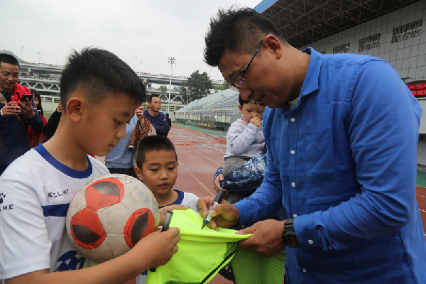 前国家足球队队长张恩华来青与西宁市体育局探
