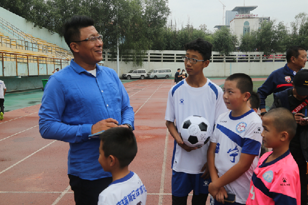 前国家足球队队长张恩华来青与西宁市体育局探