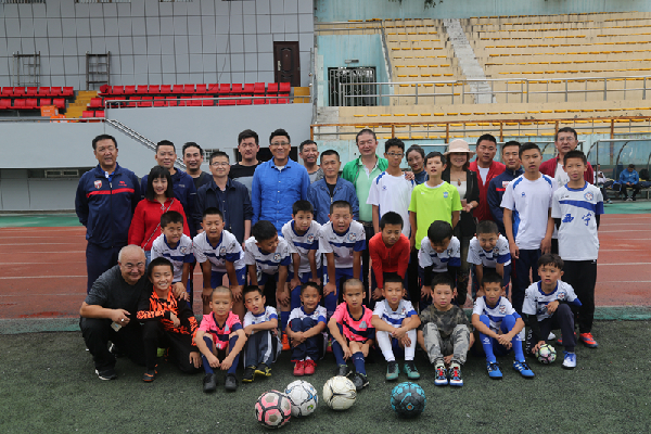 前国家足球队队长张恩华来青与西宁市体育局探