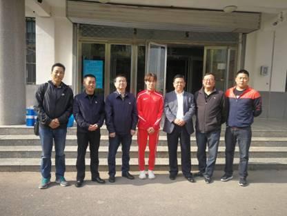 西宁市体育局慰问优秀运动员谭金莲