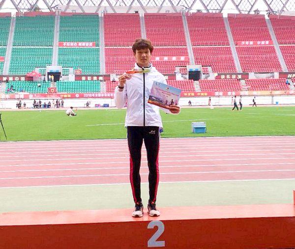 西宁市体育局慰问优秀运动员谭金莲