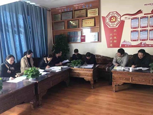 达日县人大机关党支部学习全国优秀共产党员黄