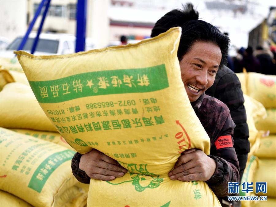 (社会)(6)青海玉树为雪灾灾区调拨饲草料