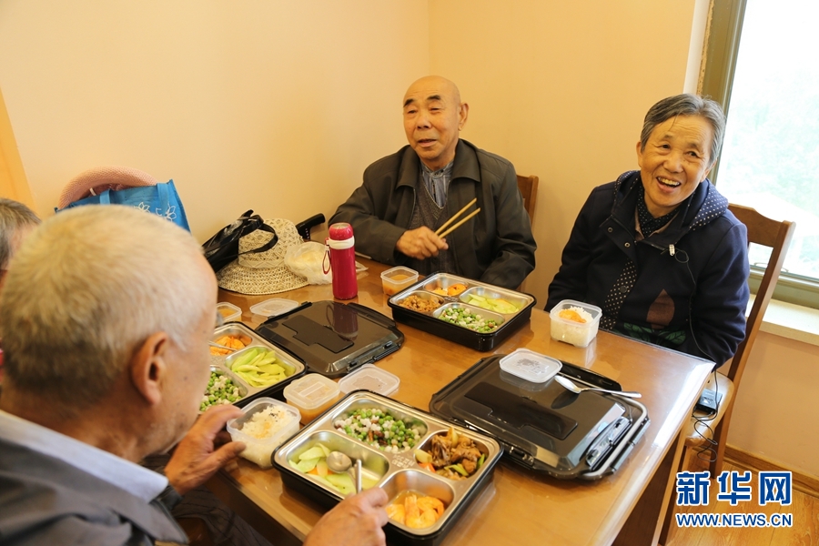 "爱老幸福食堂"裏,老年人正在吃午饭.新华网 马洪婷摄