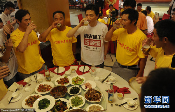 北京暴雨救人农民工网络爆红 崔永元请吃饭韩