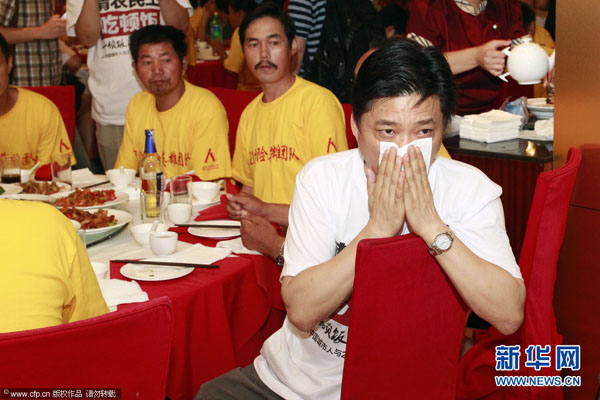 北京暴雨救人农民工网络爆红 崔永元请吃饭韩