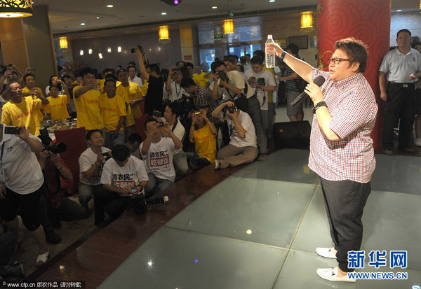 北京暴雨救人农民工网络爆红 崔永元请吃饭韩