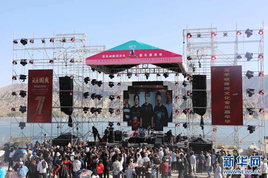 『新华网』青海双节旅游“爆棚” 吸引游客315.6万人次