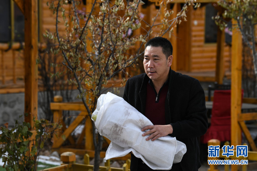 『新华网』羊棚变农庄 “草帽哥”的美丽新生活