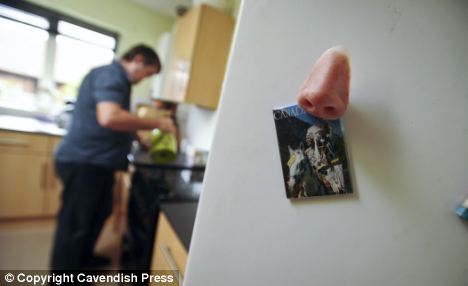 英国老汉将假鼻子贴冰箱以防遗失