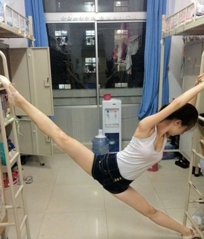 舞蹈系女生练功照引一字马热潮