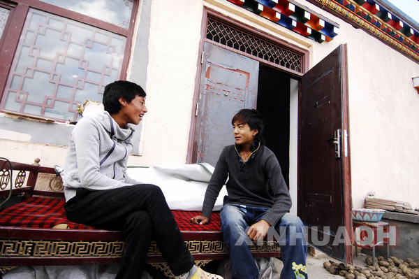 玉树灾区农牧民陆续迁入新居