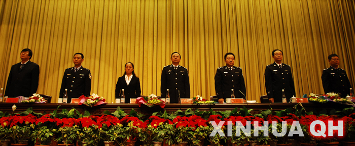 报告会在《人民警察之歌》的音乐声中结束