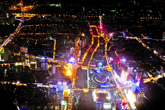 夜色中的西宁城区显得更加繁荣