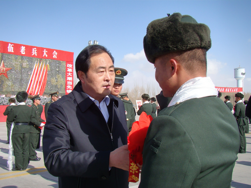 我市千余名退伍老兵离格返乡市领导到驻军各部