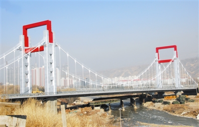 西宁海湖新区文汇路悬索桥施工现场