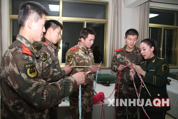 青海消防官兵编织爱心