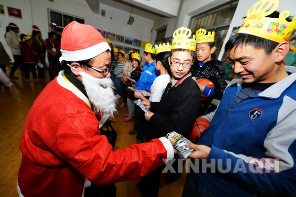 青海义工为聋哑儿童过集体生日
