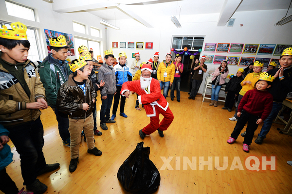 青海义工为聋哑儿童过集体生日