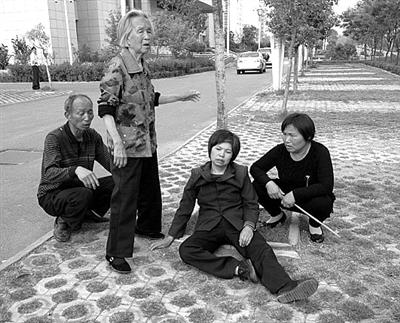 死刑保证书案疑犯妻子出走 受害者家庭精神崩