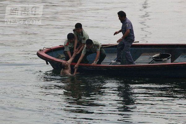 企业高管全裸跳海被成功救起 引百人围观