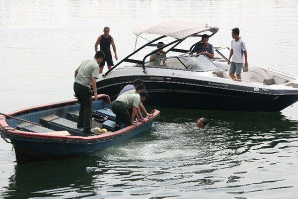 企业高管全裸跳海被成功救起 引百人围观