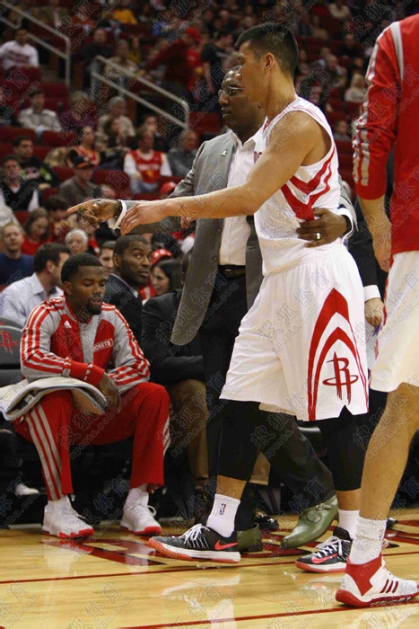 林书豪伤退小布扮英雄 火箭29分狂胜老鹰3连胜