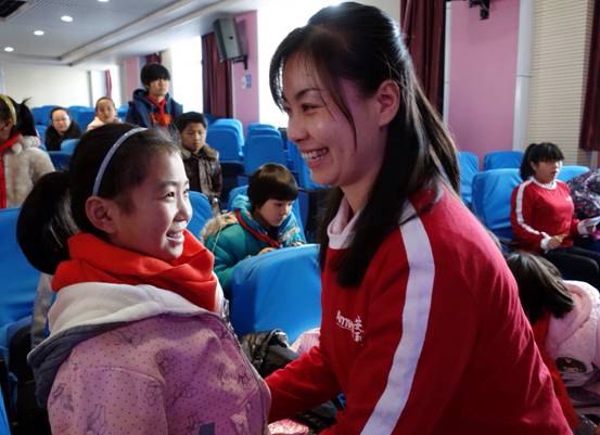 安利志愿者为留守儿童送上温暖大礼包
