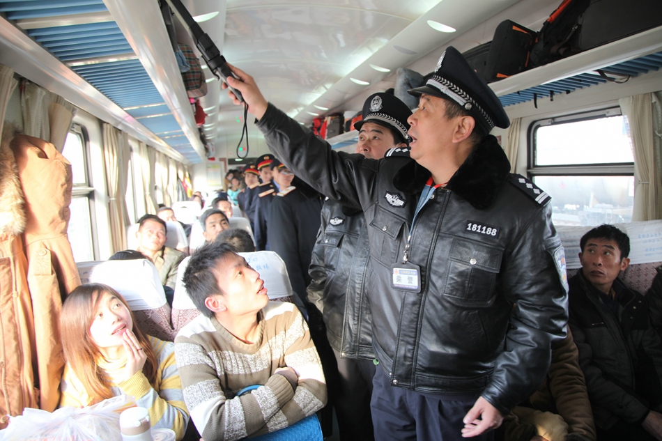 西宁铁路乘警支队打造平安列车 护航春运