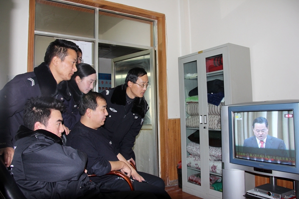 海南州收看两会直播