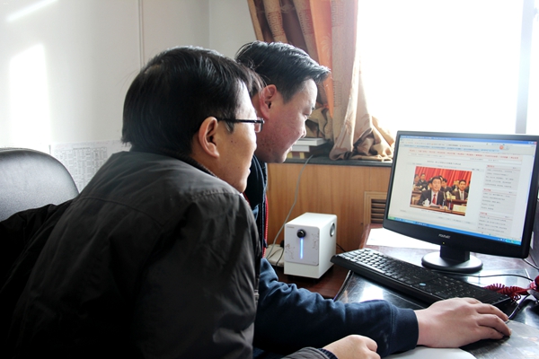 海南州收看两会直播