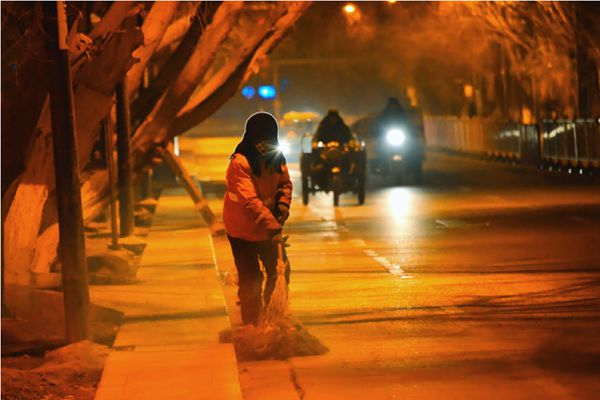 忙碌在街头的城市美容师