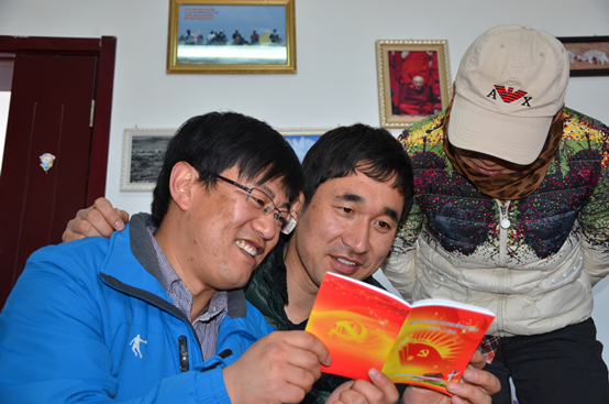 营造氛围 小小百问口袋书掀起刚察学习大热潮