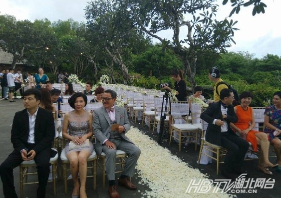 高清组图:杨幂刘恺威大婚现场直击 甜蜜亲吻 交