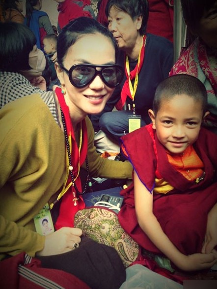 王菲离婚后情人节显逍遥 聚好友K歌嘴刁玫瑰