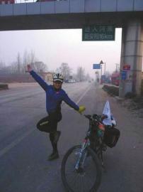 川<em>妹子</em>从<em>北京</em>骑行2000公里回家 各地骑友接力