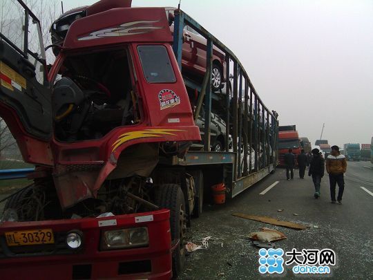 京港澳高速漯河段20余辆车连撞 死亡3人