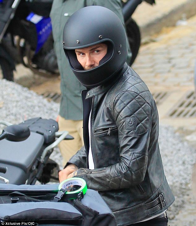 贝克汉姆巴西玩沙滩足球 合影小萝莉爱心十足