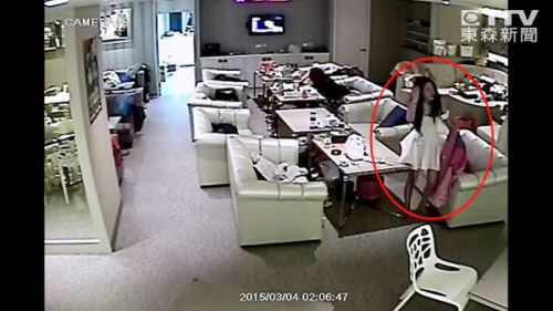 台湾女子离奇坠楼 监控中神态酷似蓝可儿