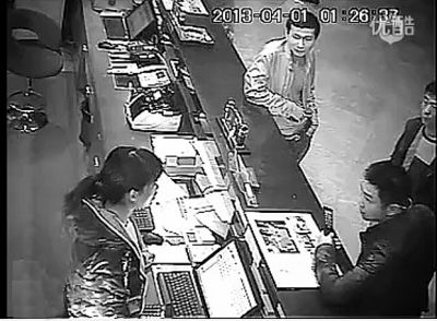 壮男围殴酒店前台<em>小姑娘</em>:猛抽<em>耳光</em>拳<em>打</em>脚踢