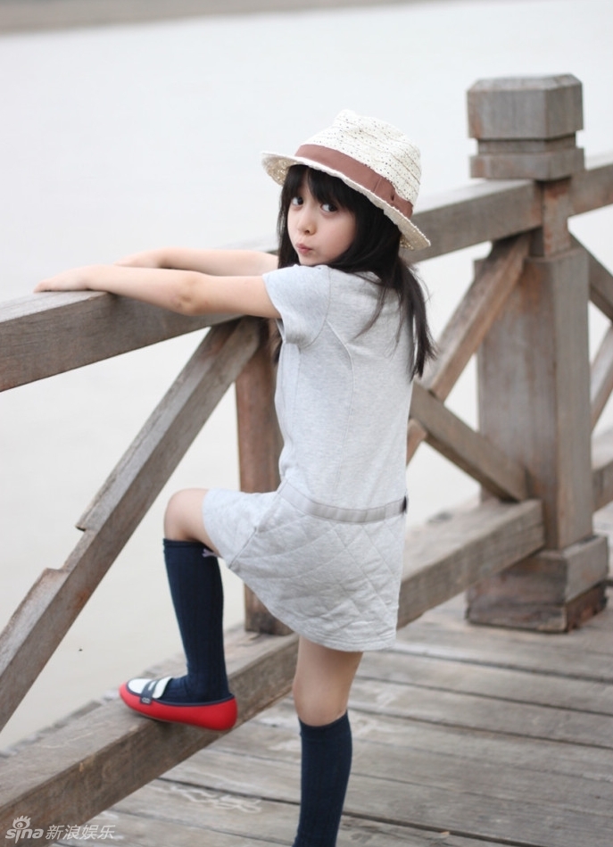 <em>5岁</em>小萝莉走红微博 小天使萌化网友心(组图)