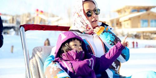 赵薇女儿疯玩欢乐球 长发披肩小美女一枚