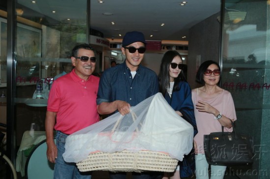 杨幂黑超遮面气色好 与老公提女儿小糯米出院