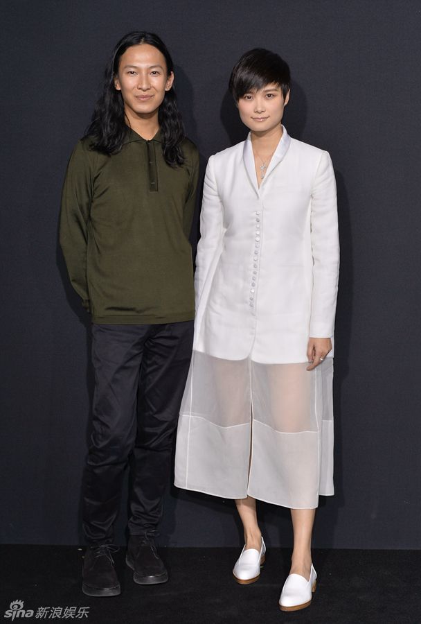 春哥透视装白纱裙亮相气场足 被赞仙的很帅气